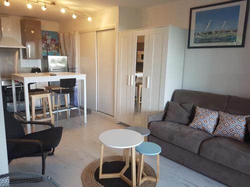 un salon avec un canapé et une table dans l'établissement Cap Esterel Ile d'or dans Village de vacances, à Saint-Raphaël