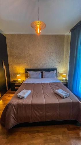 - une chambre avec un grand lit et 2 oreillers dans l'établissement Guest House Isabel Pinto, à Santa Maria di Sala