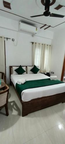 Una cama o camas en una habitación de Hotel Aman Residency
