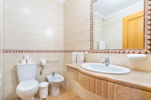 Phòng tắm tại Apartamentos Turisticos Alagoa Praia