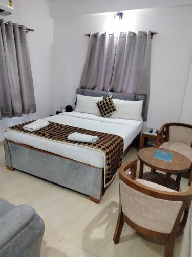 Una cama o camas en una habitación de Hotel Aman Residency