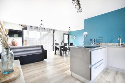cocina y sala de estar con comedor en Gîte Anna - Maison à proximité de la mer, en Saint-Jean-de-la-Rivière