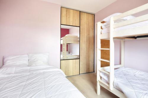 Un dormitorio con dos literas y un armario. en Gîte Anna - Maison à proximité de la mer, en Saint-Jean-de-la-Rivière