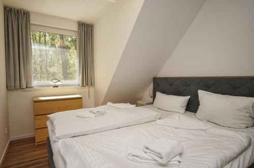 Postel nebo postele na pokoji v ubytování moderne FeWo Nr 4 mit Balkon, Sauna im Haus, Garten - Ferienwohnungen am Wald