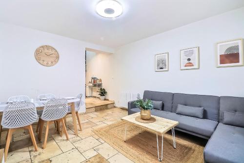 a living room with a couch and a table at LE LOGY-COSY - Appartement 5 pers - Clim Wifi Cosy Garage in Saint-Gilles
