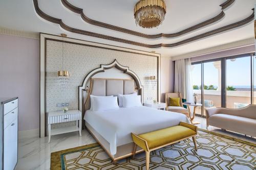 アブダビにあるRixos Premium Saadiyat Island - All Inclusiveのベッドルーム1室(ベッド1台付)、リビングルームが備わります。