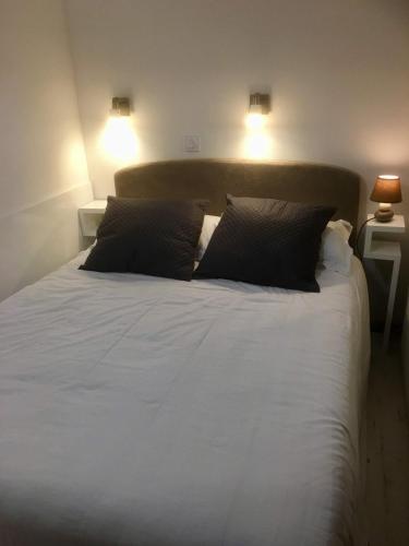 une chambre avec un grand lit blanc avec deux oreillers dans l'établissement Cap Esterel Ile d'or dans Village de vacances, à Saint-Raphaël