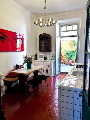 une cuisine avec une table et des chaises dans une pièce dans l'établissement Grand appartement port de Nice, à Nice
