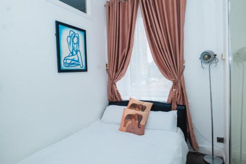 Schlafzimmer mit einem Bett und einem Fenster in der Unterkunft Entire Fabulous 2Bedroom First Floor Flat Located Within Close Proximity to City Centre & University of Aberdeen with Private Parking in Aberdeen