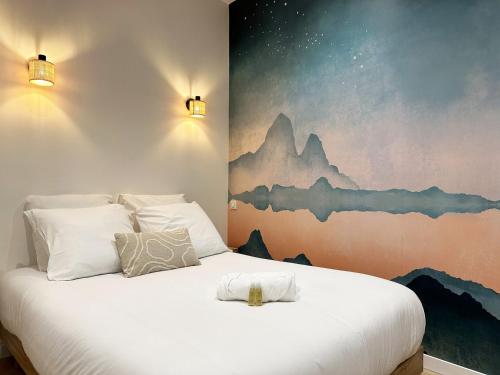 une chambre avec un lit avec un tableau sur le mur dans l'établissement L'Équinoxe - Cœur de ville avec terrasse, à Chartres