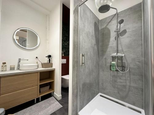 une salle de bain avec douche et lavabo dans l'établissement L'Équinoxe - Cœur de ville avec terrasse, à Chartres