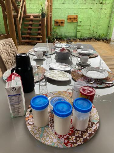 a table with plates of food and drinks on it at Casa agradável com pátio in Tianguá