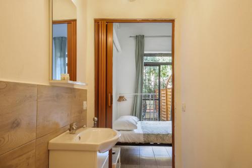 Il Nido di Phili - Sweet Dreams in Florence في فلورنسا: حمام مع مرحاض ومغسلة ومرآة