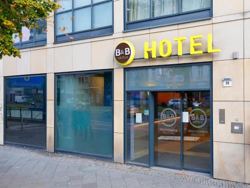 B&B Hotel Berlin City-Ost في برلين: علامة الفندق على جانب المبنى