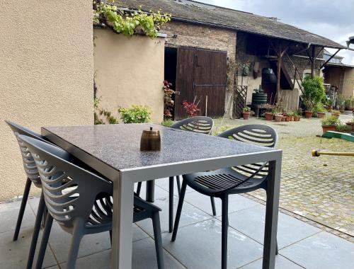 a table and chairs sitting on a patio at LaBed - Ferienwohnung auf Weingut mit privater Terrasse, zentral gelegen, gratis WLAN in Rüdesheim am Rhein