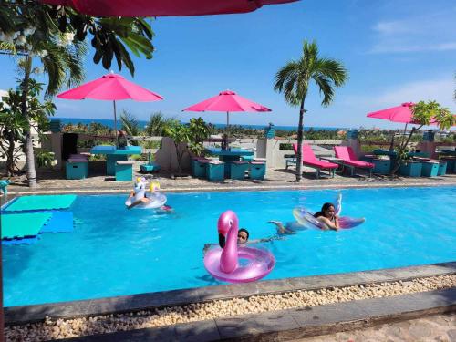 een groep mensen in het zwembad van een resort bij Mui Ne Hills Bliss Hotel in Mũi Né