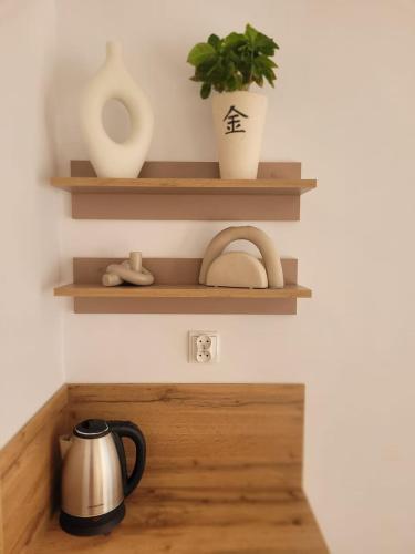 Příslušenství pro přípravu čaje a kávy v ubytování Apartament LILLA 2