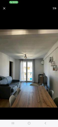 un salon avec un canapé et une table dans l'établissement Bel appartement, à Toulon