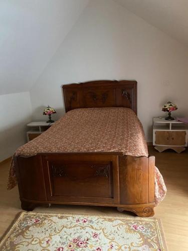 ein Bett in einem Schlafzimmer mit zwei Nachttischen in der Unterkunft Maison de 2 chambres a Clion in Clion