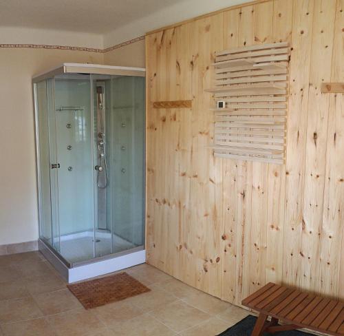 RecskにあるÁgnes Vendégház Recskのバスルーム(シャワー付)が備わります。