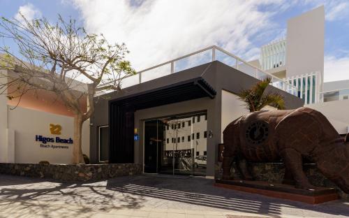 duży posąg brązowego niedźwiedzia przed budynkiem w obiekcie R2 HIGOS BEACH w mieście Costa Calma