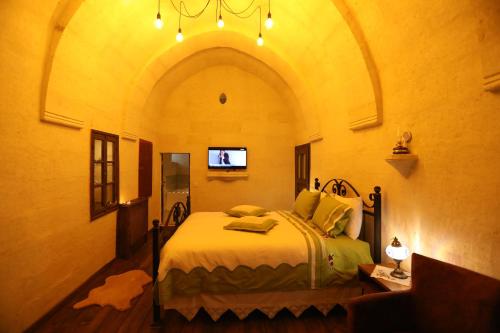 Postel nebo postele na pokoji v ubytování Hancı Cave Hotel