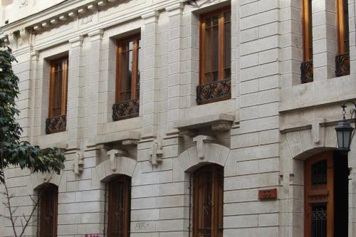 un edificio de ladrillo blanco con muchas ventanas. en Concha y Toro 33 Hotel Boutique by Nobile en Santiago