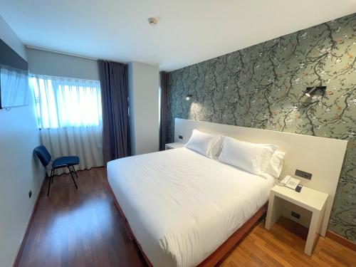 Postel nebo postele na pokoji v ubytování Hotel Apartamentos San Fermín Pamplona