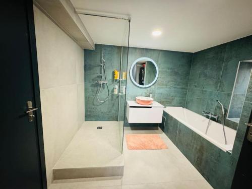 Photo de la galerie de l'établissement Unique au cœur du vieil Antibes, superbe villa avec jardin et piscine, à Antibes