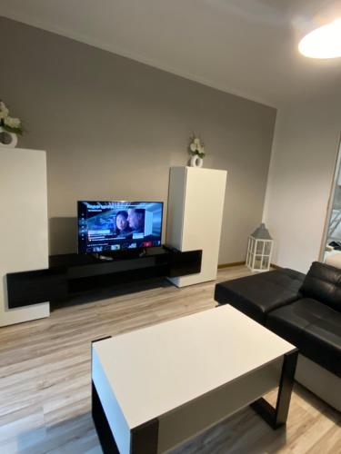 Телевизор и/или развлекательный центр в APARTAMENTY CIUKAJ