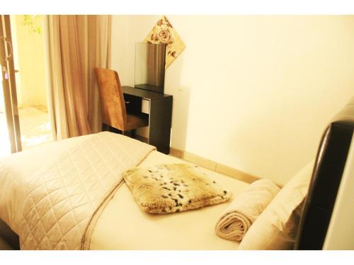Bett mit Kissen auf dem Zimmer in der Unterkunft Peace at Home in Augustinium