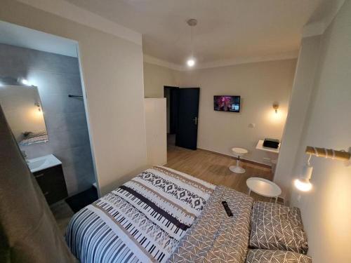 - une petite chambre avec un lit et une salle de bains dans l'établissement Sapphire Blue Saint-Charles, à Marseille