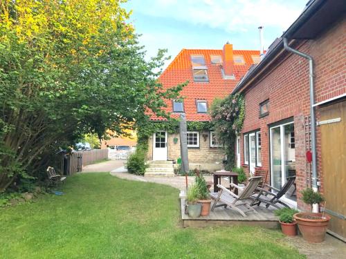 a yard with chairs and a table in front of a house at Ferienparadies Grube in Grube