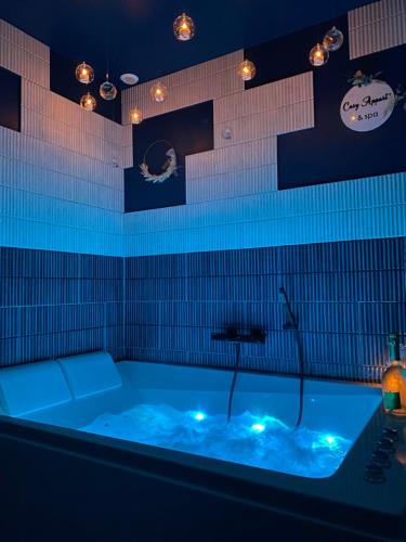 uma casa de banho com uma banheira com luzes em Cosy Appart’ & spa - Appartement privatif - baignoire balnéothérapie 
