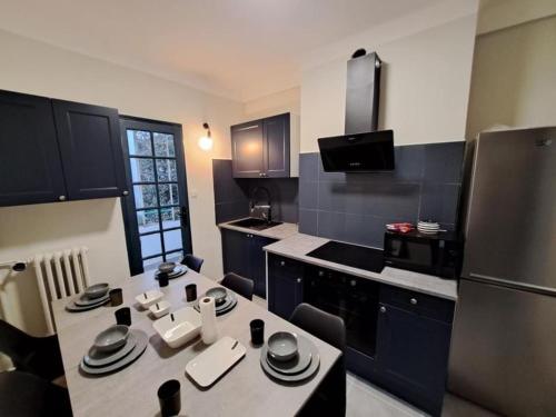 - une cuisine avec une table et de la vaisselle dans l'établissement Sapphire Blue Saint-Charles, à Marseille