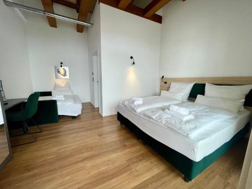 a bedroom with a bed and a desk in it at Hopfenhotel am Adenauerufer in Bamberg