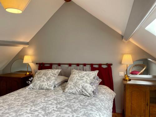 a bedroom with a bed with two pillows at Maison Montcharmont in Étang-sur-Arroux