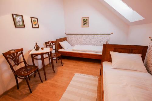 StrÃ³Å¼e的住宿－Dom gościnny w Bartniku，卧室配有一张床和一张桌子及椅子