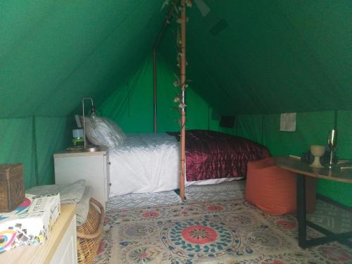 een slaapkamer met een hemelbed in een tent bij Mountain View in Caernarfon