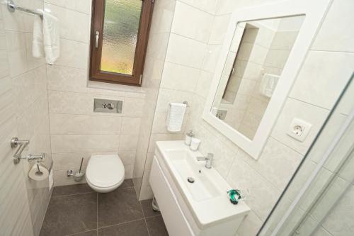 Bilik mandi di Riviera blue Apartments with seaview, private whirlpools and parking near Opatija