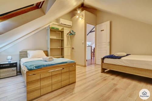 - une chambre avec 2 lits et un escalier dans l'établissement Baie Rose avec vue mer - 2 chambres - 3 étoiles - Saint-Leu, à Saint-Leu