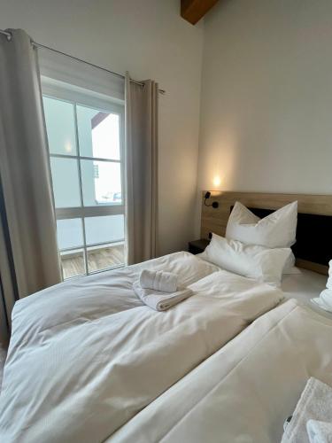 a white bed in a room with a window at Hopfenhotel am Adenauerufer in Bamberg