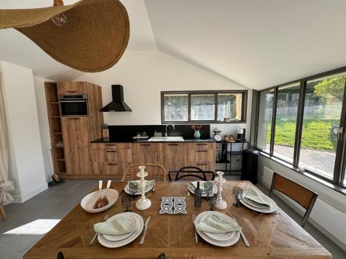 Il comprend une cuisine et une salle à manger avec une table en bois. dans l'établissement Little House -4 Pers- 1h Paris, à Richebourg