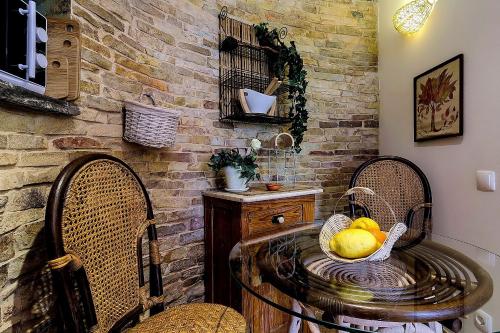 a room with a table with a basket of fruit at Salgadinho Casa de Campo & Selao da Eira Velha in São Teotónio