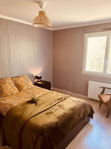 une chambre avec un grand lit et une fenêtre dans l'établissement Les places, à Savigny-en-véron