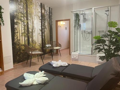 uma casa de banho com um chuveiro e 2 mesas de massagem em REGIOHOTEL Am Brocken Schierke em Schierke