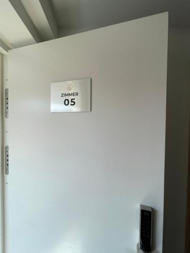 a sign on the side of a door in a room at Hopfenhotel am Adenauerufer in Bamberg