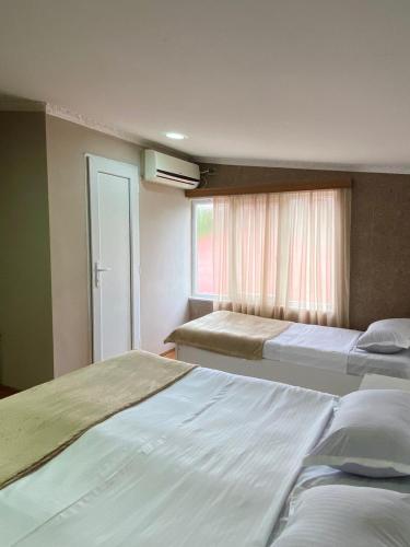 マートヴィリにあるHotel Dokoのベッド2台と窓のある寝室
