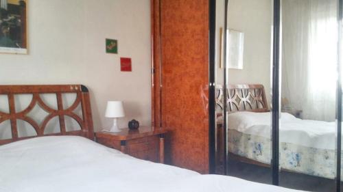 Kama o mga kama sa kuwarto sa 2 bedrooms apartement with furnished balcony and wifi at Torviscosa