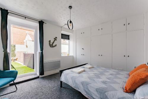 1 dormitorio con cama y ventana grande en The Cottage at Logan Lodge en Great Yarmouth